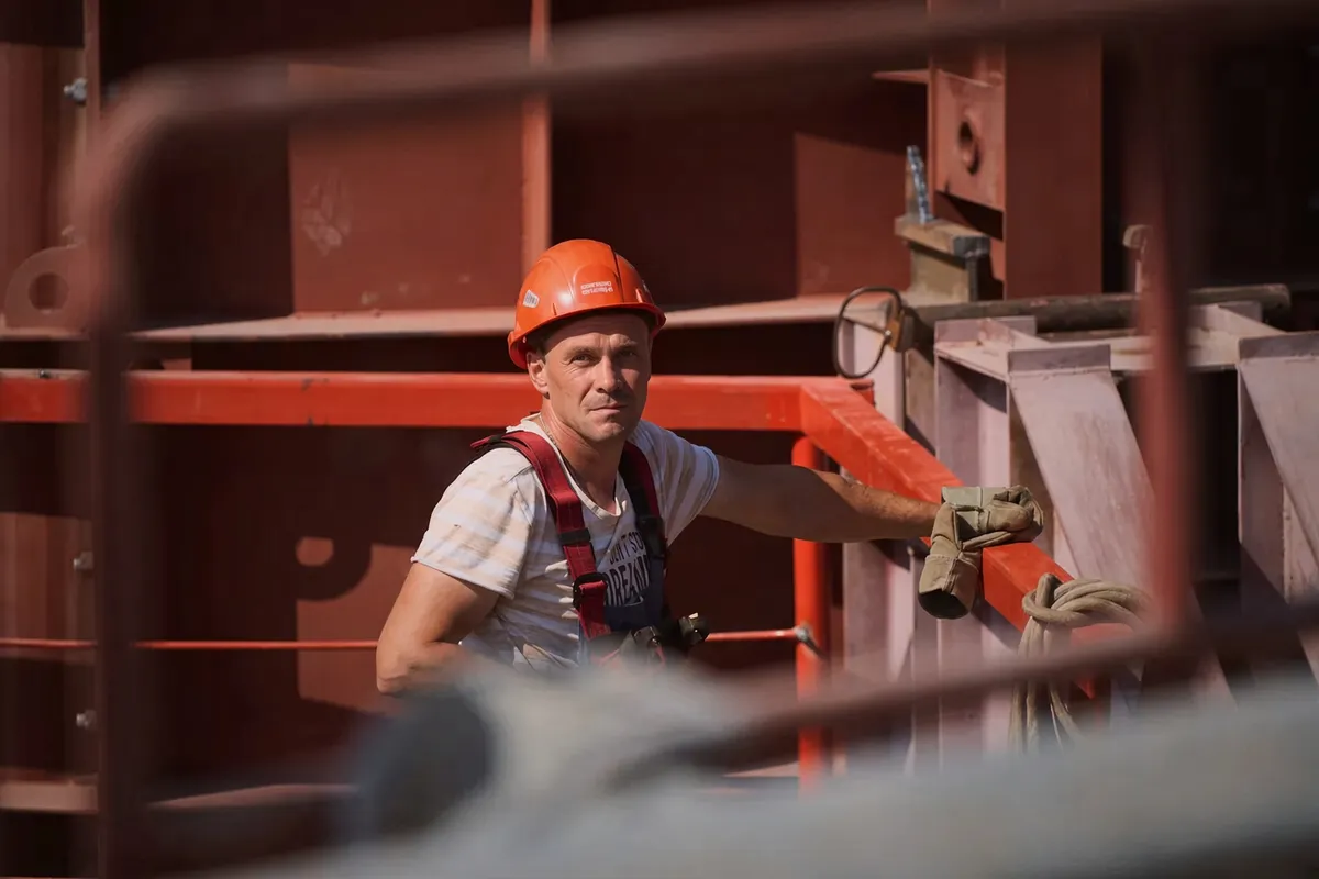 Hi-vis and FR safety workwear for construction and oil & gas crews