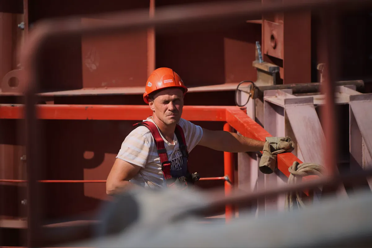 Hi-vis and FR safety workwear for construction and oil & gas crews